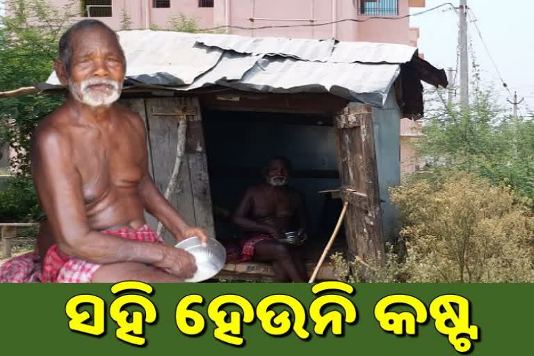 situation of a 80 year old Yogeshwar who lives forty years in street