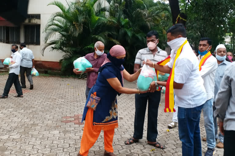 Distribution of groceries kit