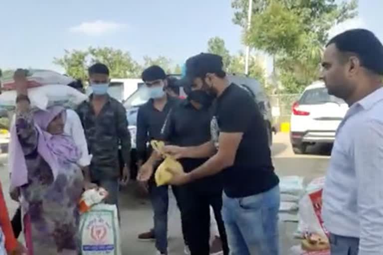 Shami helps poor by distributing masks, food packets in UP amid COVID-19 crisis