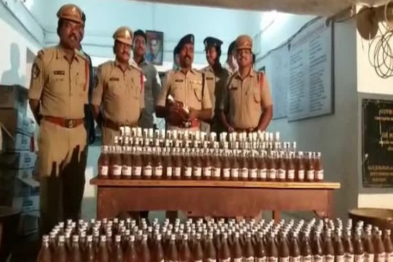 Illegal liquor bottles seized in Andhra's Krishna district, 2 arrested  Krishna  ആന്ധ്രയില്‍ അനധികൃതമായി കടത്തുകയായിരുന്ന മദ്യം പിടിച്ചെടുത്തു  crime latest news  andhra crime news