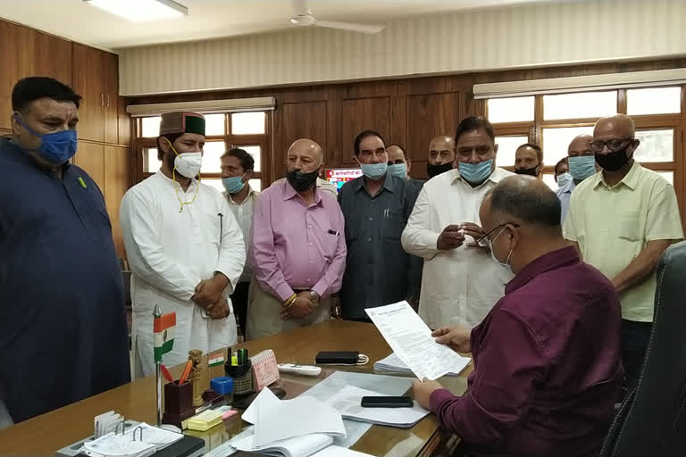 Solan Congress submitted memorandum to DC