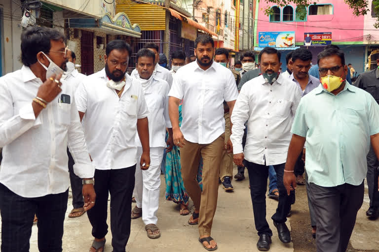 Minister Anil Kumar Yadav visited the corona Red Zones in Nellore distict