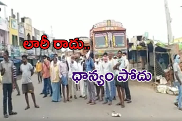 warangal rural farmers protest demanding lorries to move grain