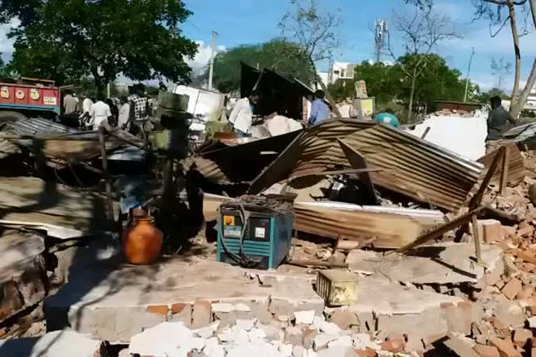 demolition of shops on public land