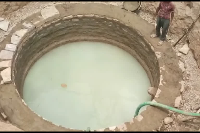 Anti-social elements put chemical in the well in Panna