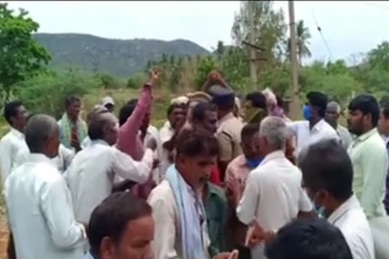 fight between officers and farmers for removing motor connections in kavali