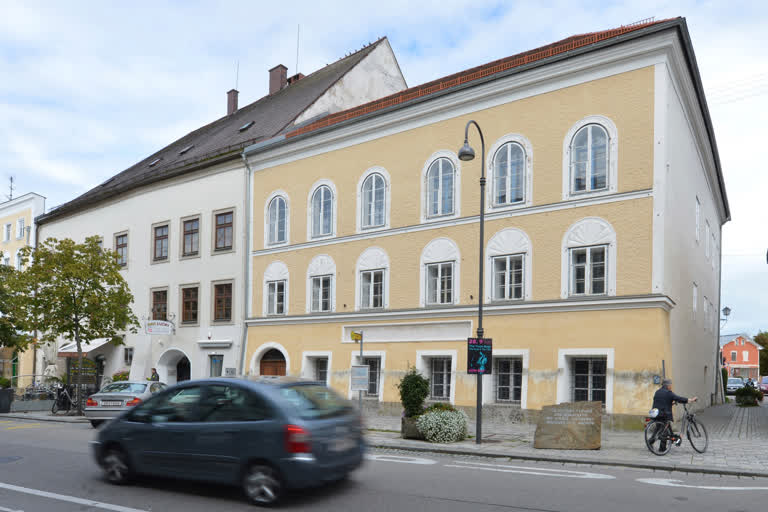 Hitler's birth house  Hitler house police station  Braunau am Inn  Hitler Marte  police station  to become a police station  ஹிட்லர் பிறந்த வீடு காவல் நிலையமாக மாற்றம்  காவல் நிலையமாக மாறும் ஹிட்லர் வீடு  அடால்ஃப் ஹிட்லர்  ஆஸ்திரியா