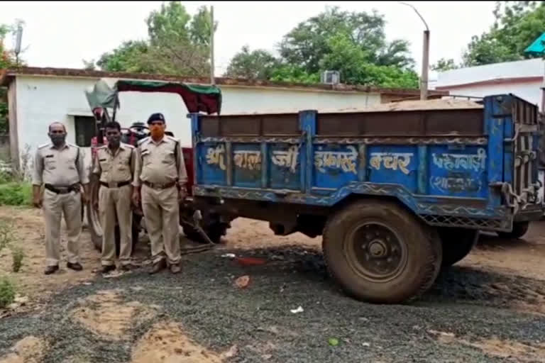 Police action on tractor and dumper transporting illegal sand in Hoshangabad