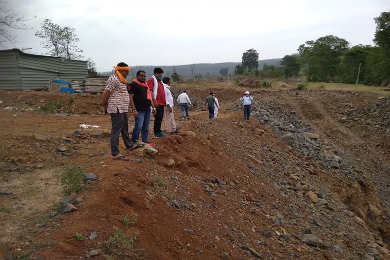 Congress leaders inspected construction of Mohgaon pond in pandurna chhindwara