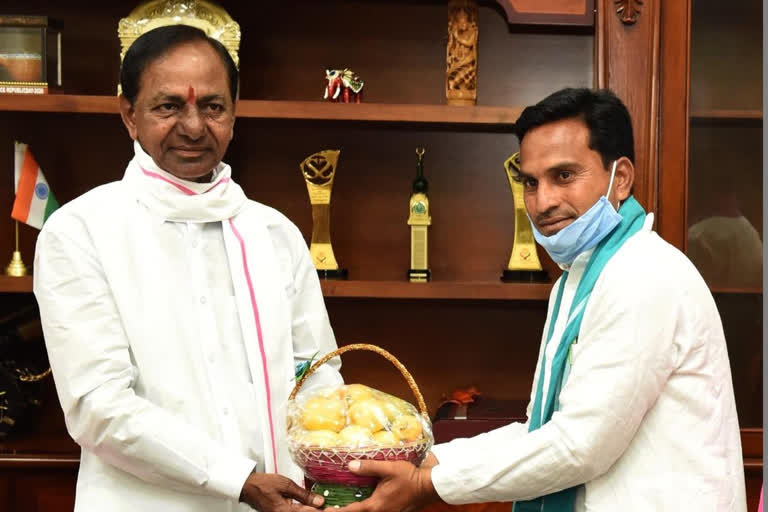 KCR lauds farmer who cultivated apples for 1st time in state