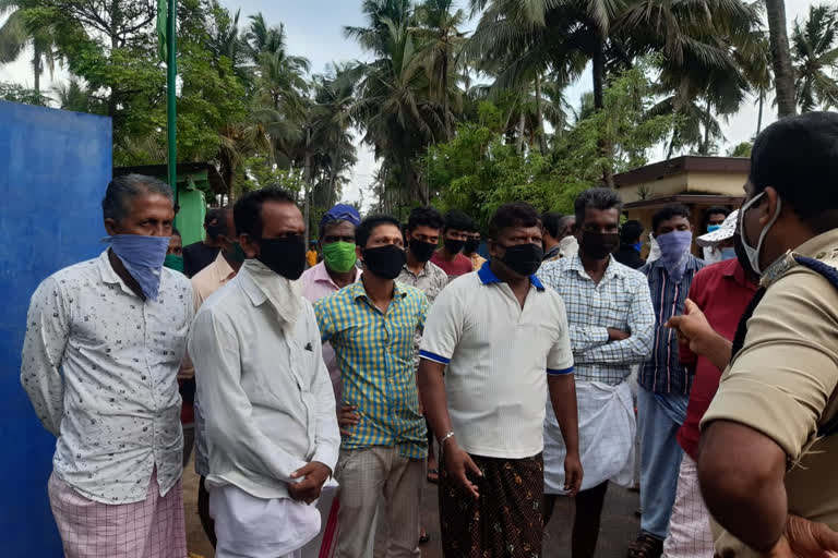 Covid  Blocking  registered  health workers  ആരോഗ്യ പ്രവർത്തകര്‍  കേസ് രജിസ്റ്റര്‍ ചെയ്തു  കുമ്പള  പെർവാഡ്  ആരോഗ്യ പ്രവർത്തകരെ തടഞ്ഞു