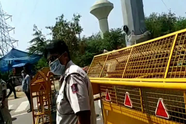 heavy traffic gathering at delhi border due to border seal during lockdown