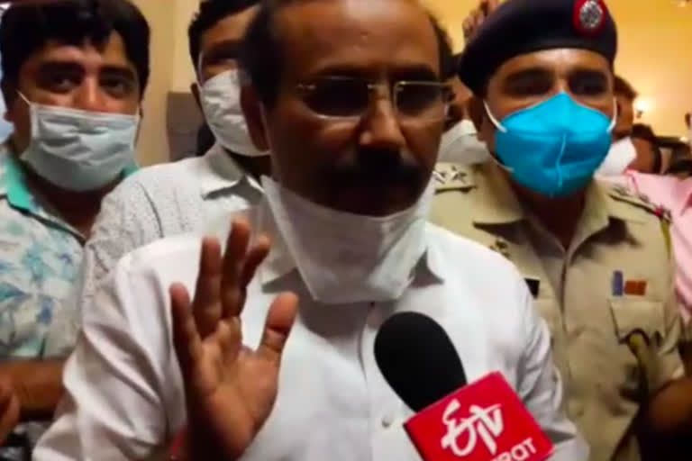 rajesh tope visit jalgaon  health minster visit jalgaon  jalgaon latest news  jalgaon corona update  jalgaon corona patients death count  jalgaon corona positive cases  जळगाव कोरोना अपडेट  राजेश टोपे जळगाव दौरा  जळगाव कोरोना पॉझिटिव्ह केसेस  जळगाव कोरोनाबाधितांचा मृत्यू