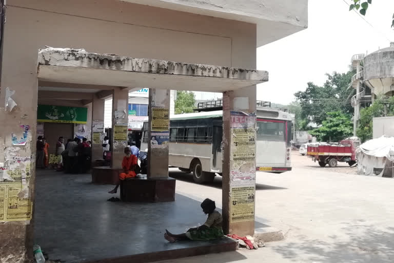 Minimum facilities are not There in Payakaraopeta Bus stop in visakhapatnam district