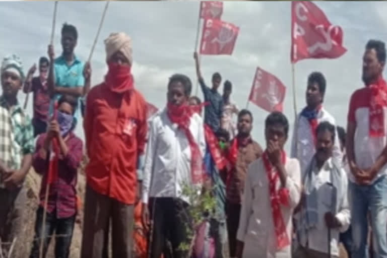 cpi leaders protest in anantapur dst about govt lands missuse