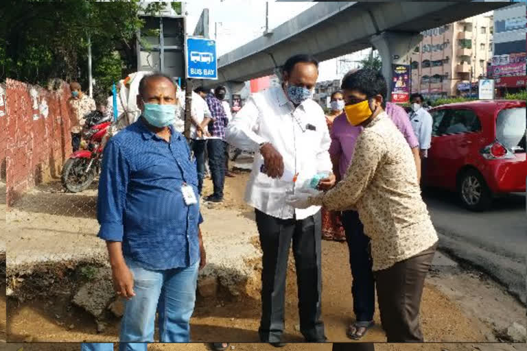 inter studednts wtite a exam wear masks