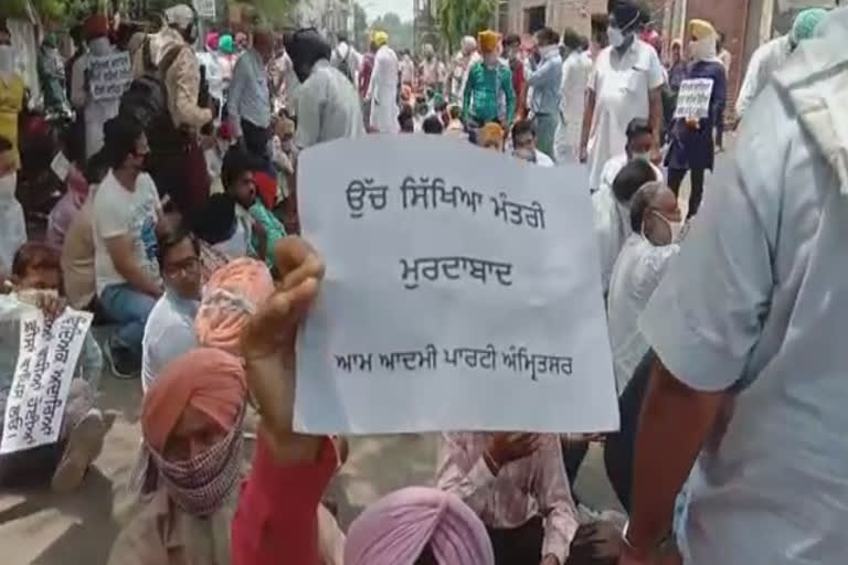 AAP, amritsar,protest, op soni, mbbs fee hike