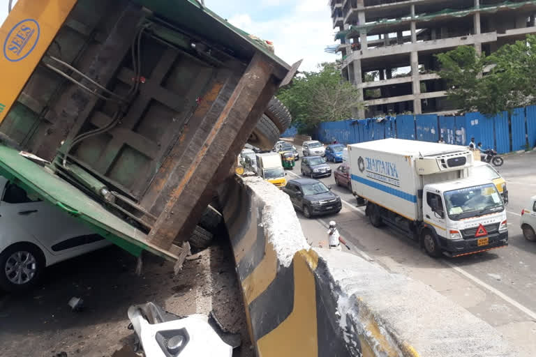 Truck overturns, Truck overturns on car, Truck overturns on car in Bangalore, Bangalore accident, Bangalore accident news, ಕಾರಿನ ಮೇಲೆ ಬಿದ್ದ ಟ್ರಕ್​, ಬೆಂಗಳೂರಿನಲ್ಲಿ ಕಾರಿನ ಮೇಲೆ ಬಿದ್ದ ಟ್ರಕ್, ಬೆಂಗಳೂರಿನಲ್ಲಿ ಕಾರಿನ ಮೇಲೆ ಬಿದ್ದ ಟ್ರಕ್ ಸುದ್ದಿ, ಬೆಂಗಳೂರು ಅಪಘಾತ ಸುದ್ದಿ, ಬೆಂಗಳೂರು ಸುದ್ದಿ,