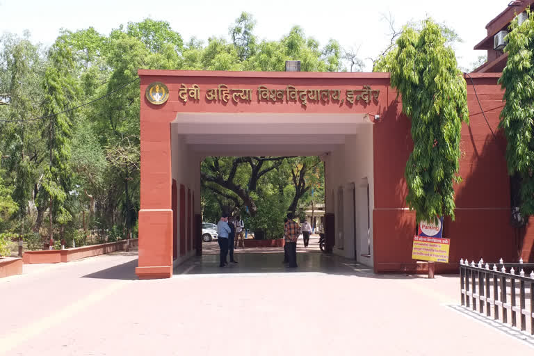 Daily screening of employees and officials taking place in Devi Ahilya vishwavidhyalay of indore