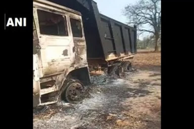 Naxals set fire  നക്‌സൽ ആക്രമണം  Jharkhand  ജാർഖണ്ഡ്  വാഹനങ്ങൾ തീയിട്ടു  crime news