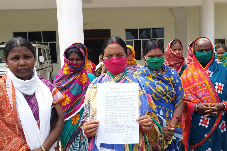 microfinance company, forcing women self help groups to pay installment, covid-19 situation, baudha news,  କିସ୍ତି ପାଇଁ ବାଧ୍ୟ କରୁଛି ମାଇକ୍ରୋ ଫାଇନାନ୍ସ କମ୍ପାନୀ, ମାଇକ୍ରୋ ଫାଇନାନ୍ସ କମ୍ପାନୀର ମନମୁଖୀ କାର୍ଯ୍ୟ, ବୌଦ୍ଧ