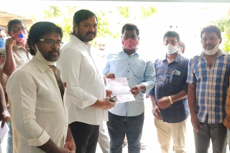 'Help the families of jewelers' said goldsmiths in thuni eastgodavari district