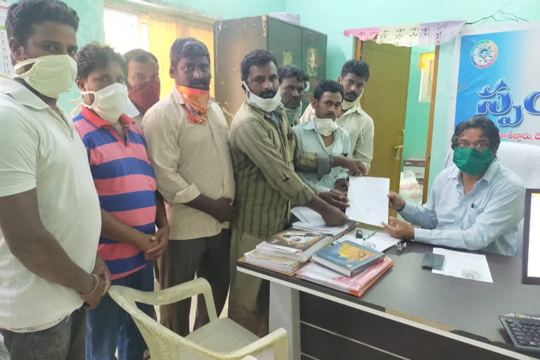 building workers gave pleassing letter to mro in vizag about their lock down problems