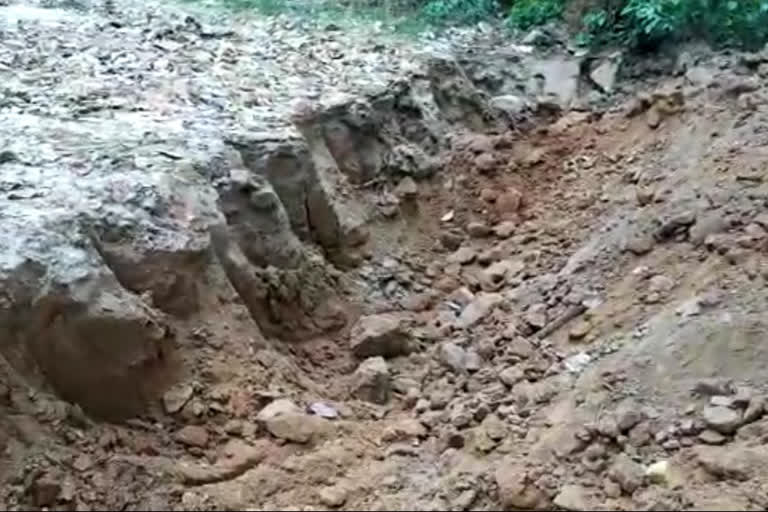 dig-a-ditch-from-jcb-to-block-the-way-of-dargah-sharif-in-bahraich