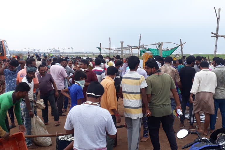 crowd at Uppada fishing harbour and no one follow the rules