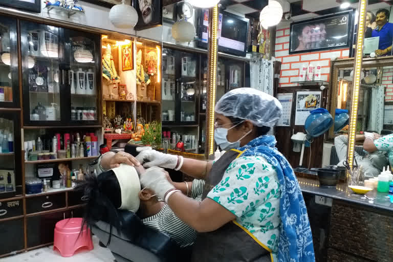 corona changed the way of working in beauty parlor at govindpuri