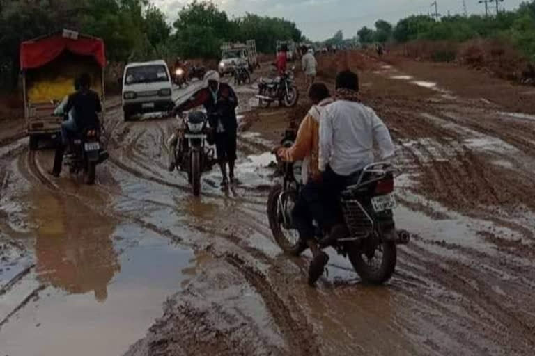 muddy road of parbhani