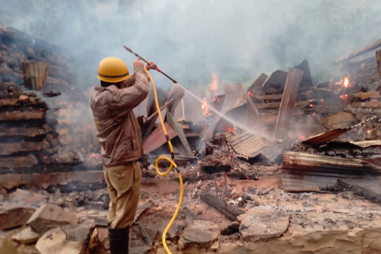 ten lakhs lost due to house fire in shird village of Kullu