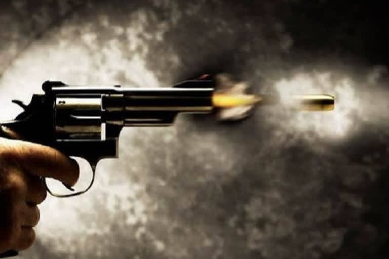 Ex-serviceman shot  hospitalised  village chief husband  Uttar Pradesh  retired Army Jawan shot  ഉത്തർ പ്രദേശിൽ മുൻ സൈനികന് നേരെ കൊലപാതക ശ്രമം  ഷാംലി ജില്ല  ഉത്തർ പ്രദേശ്  ഗ്രാമ മുഖ്യയുടെ ഭർത്താവായ സന്ദീപ്  യഷ്‌വീർ സിങ്