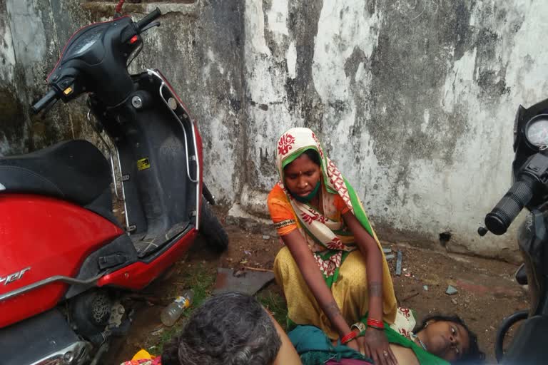 woman-delivery-outside-medical-college-hospital-in-ambikapur