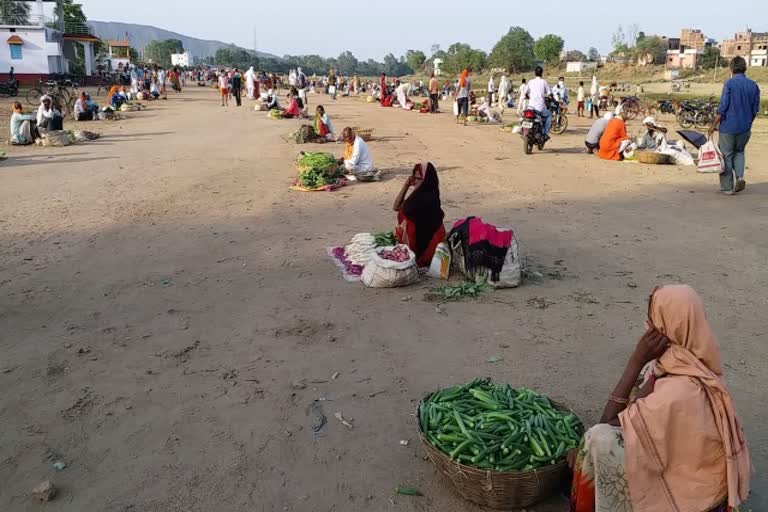 Social distancing in vegetable market on initiative of Garhwa SP