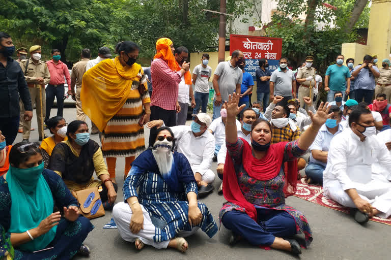 noida bjp workers sitting on dharna against up police