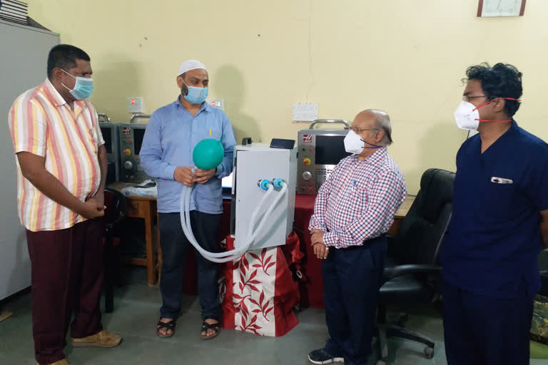 aurangabad latest news  ventilator control through mobile  govt engineering college ventilator  ventilator for corona patients  aurangabad corona update  कोरोनाबाधितांसाठी व्हेंटिलेटर  मोबाईलवरून नियंत्रित होणारे व्हेंटिलेटर  अत्याधुनिक व्हेंटिलेटर औरंगाबाद