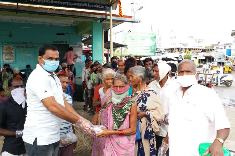 Food distribution to poor,Homeless, Migrant people in chodavaram vizag district