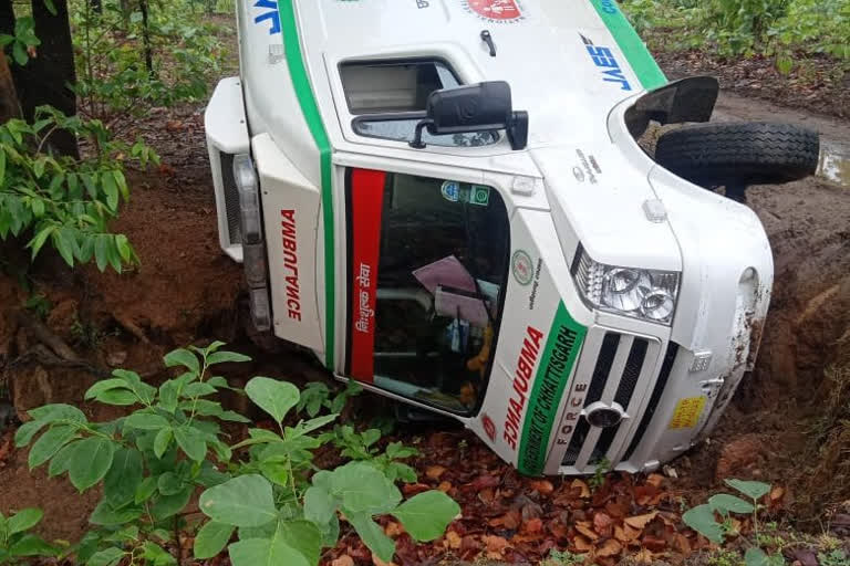 Sanjeevani Express fell in the pit in bilaspur