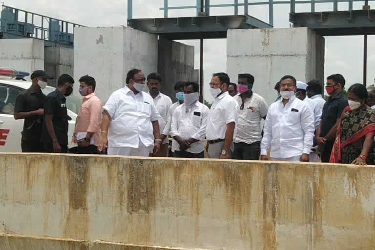 collector shashanka and mla sathish kumar inspected mid maneru link canal works