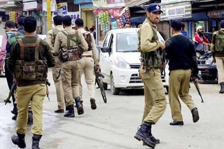 Kulgam news  Militants open fire  J-K Police  Firing in J-K  ഭീകരര്‍ പൊലീസിനു നേരെ നടത്തിയ വെടിവെപ്പില്‍ സാധാരണക്കാരന് പരിക്ക്  കശ്‌മീര്‍