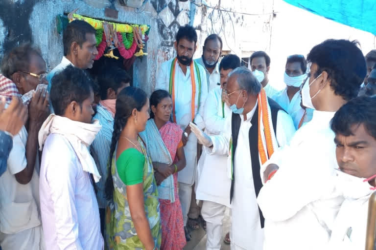 v.hanumantharao has visited the families of Singareni deaths