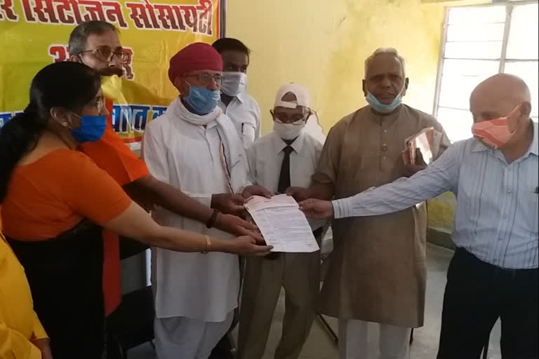 सीनियर सिटीजन ने दान किए पैसे, Senior Citizen Society donated money