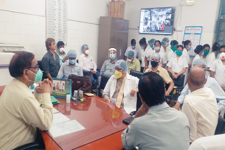 Nurses surround the Superintendent office