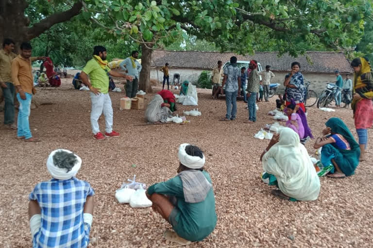 Jayas officials helping the poor