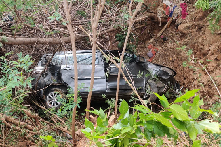 బైక్​ను తప్పించబోయి బావిలోకి దూసుకెళ్లిన కారు