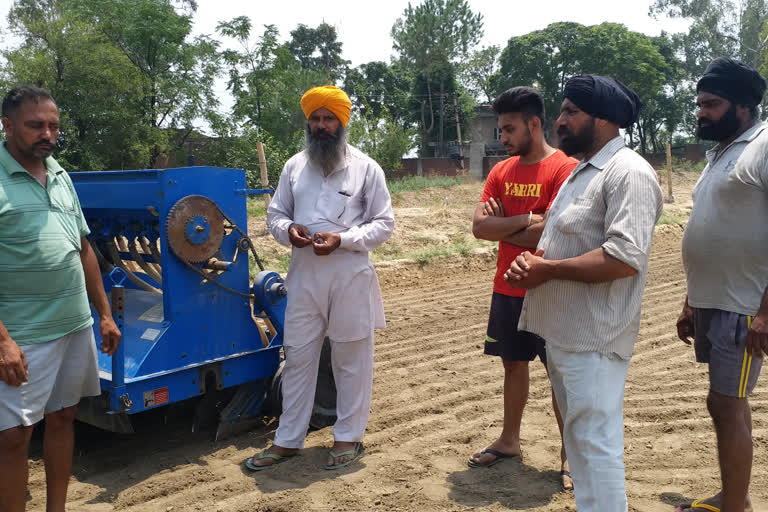 farmer of Fatehgarh Sahib sowed paddy directly