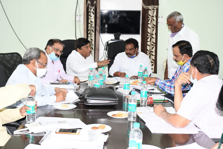 vice president of Planning Committee vinodh kumar and mla ravi shankar meeting on water progects in karimnagar choppadandi