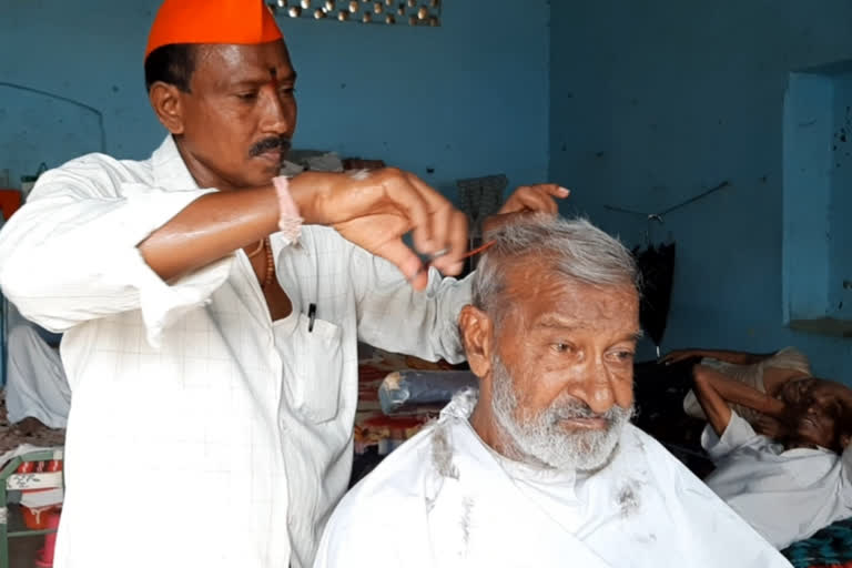 COVID-19 lockdown: Amravati salon owner gives free services to old age people