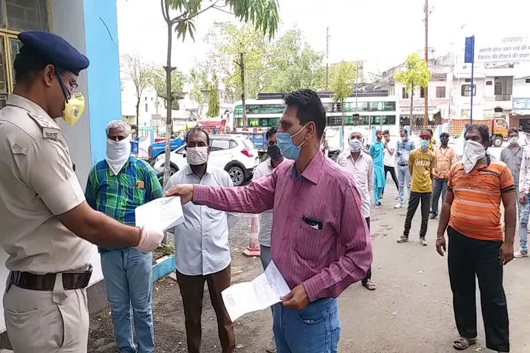 Youth gives memorandum to police